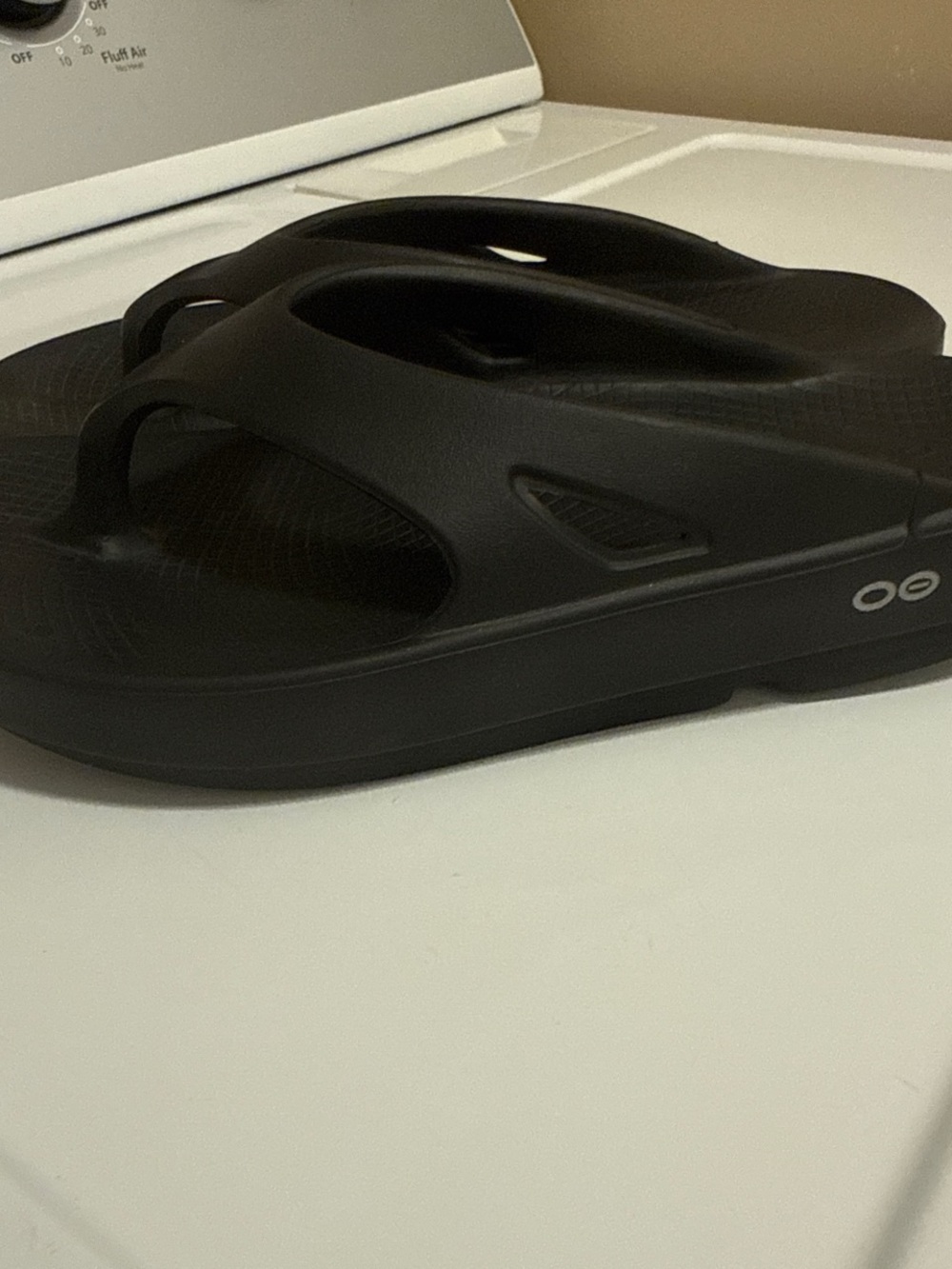 OOFOS Women’s Black Recovery Flip Sandals